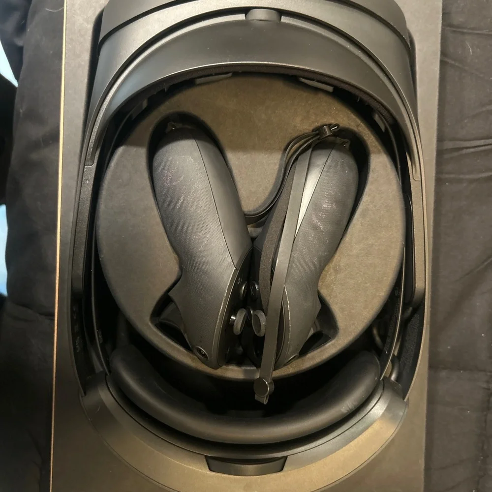 Oculus Black VR Headset with Controllers and Charging Dock
